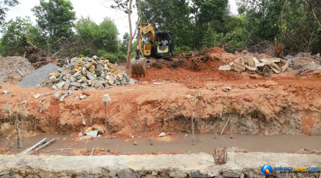 Alat berat melaksanakan pembersihan kawasan sungai di Kampung Purwodadi, Sungai Lekop, Bintan Timur, Senin (27/7/2026). Pemprov Kepri melalui Dinas PUPP tahun 2026 ini melaksanakan pembangunan kanal banjir. (Sumber: Dinas PUPP Kepri)