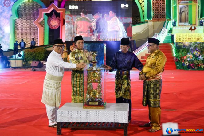 
 Gubernur Kepri Ansar Ahmad bersama Wagub Kepri sekaligus Ketua LPTQ Nyanyang Haris Pratamura menyerahkan tropi bergilir MTQ Kepulauan Riau kepada Wali Kota Tanjungpinang Lis Darmansyah pada pembukaan MTQ XII Tingkat Provinsi Kepri, Sabtu (4/7/2026) malam. Sebelumnya tropi diterima dari Wali Kota Batam Amsakar Achmad sebagai juara umum MTQ XI tahun 2025. 