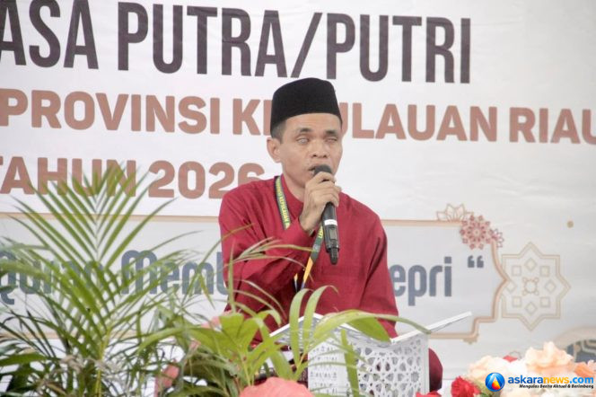 
 Salah seorang peserta kafilah Batam tampil di MTQ XII Kepri. 