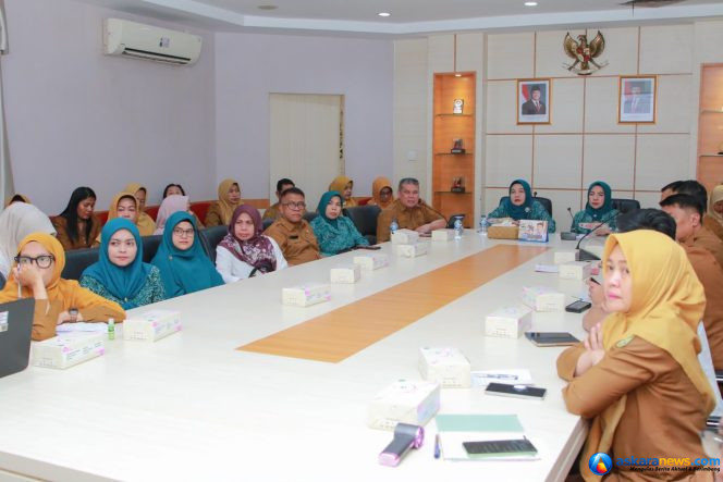 
 Ketua TP-PKK Batam, Erlita Amsakar, memimpin rapat persiapan hari anak 2026 di Kantor Wali Kota Batam, Senin (6/7/2026). 