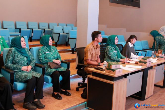 
 Batam – Kreativitas kader Tim Penggerak Pemberdayaan dan Kesejahteran Keluarga (TP-PKK) dari tingkat kelurahan hingga kecamatan di Kota Batam ditampilkan melalui Lomba Vlog PKK yang menjadi bagian dari rangkaian peringatan Hari Kesatuan Gerak (HKG) PKK Tahun 2026.  Beragam karya yang mengangkat program dan inovasi PKK dipresentasikan dalam proses penjurian yang ditinjau langsung oleh Ketua TP-PKK Kota Batam, Erlita Amsakar, di Museum Raja Ali Haji, Senin (6/7/2026). Erlita mengapresiasi antusiasme para peserta sekaligus mendorong kader terus memanfaatkan media digital sebagai sarana edukasi dan penyebarluasan informasi kepada masyarakat.  “Semoga kegiatan ini dapat menjadi sarana bagi kader PKK untuk terus berinovasi dalam menyampaikan berbagai program kepada masyarakat,” ujar Erlita.  Ia menilai, kehadiran konten digital yang menarik dan berkualitas akan memudahkan masyarakat mengenal berbagai kegiatan PKK, sekaligus memperkuat peran organisasi dalam mendukung pembangunan keluarga di Kota Batam.  Pada kesempatan itu, Erlita juga mengingatkan dewan juri agar menjalankan tugas secara profesional, objektif, dan berpedoman pada kriteria penilaian yang telah ditetapkan. Dengan demikian, hasil perlombaan benar-benar mencerminkan kualitas karya para peserta.  “Saya berharap seluruh dewan juri dapat memberikan penilaian secara objektif, adil, dan profesional sehingga hasil yang diperoleh mampu menjadi motivasi bagi seluruh kader untuk terus berkarya dan berinovasi,” katanya.  Adapun dewan juri terdiri atas Ketua Bidang II TP-PKK Kota Batam, Erdawati Firmansyah, Kepala Bidang Hubungan Masyarakat Dinas Komunikasi dan Informatika Kota Batam, Nahar Febrianto, serta dosen Politeknik Negeri Batam, Aragani Timur Kanistren.  Melalui Lomba Vlog PKK ini, TP-PKK Kota Batam berharap lahir semakin banyak konten kreatif yang tidak hanya menarik secara visual, tetapi juga mampu mengedukasi masyarakat serta memperkenalkan berbagai program unggulan PKK secara lebih luas melalui berbagai platform digital.   Sumber: MC Batam
Redaksi: