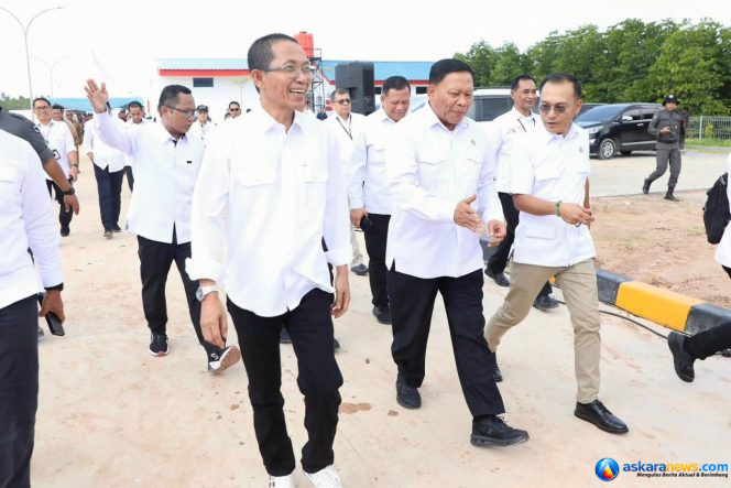 
 Wali Kota Batam, Amsakar Achmad, bersama Wakil Menteri Kelautan dan Perikanan, Didit Herdiawan Ashaf, serta Wakil Kepala BP Taskin, Iwan Sumule, saat peluncuran SiTaskin Pesisir di Balai Pertemuan KNMP Sembulang, Galang, Selasa (7/7/2026). 