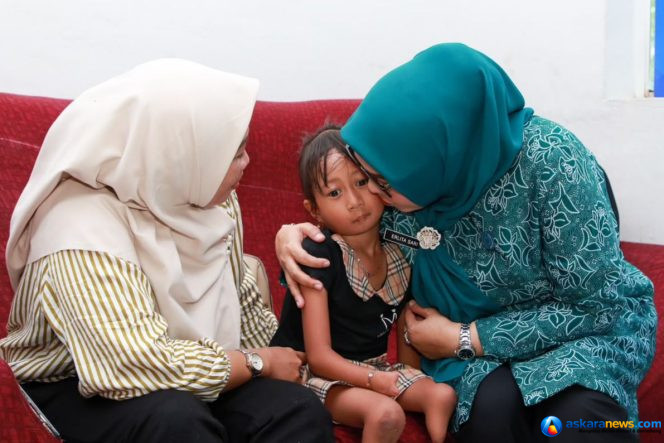 
 Ketua TP-PKK Batam, mencium salah seorang anak berkebutuhan khusus saat mengunjungi Rumah Singgah Ar Rahman Rusli dan Firza Paloh, Selasa (7/7/2026). 