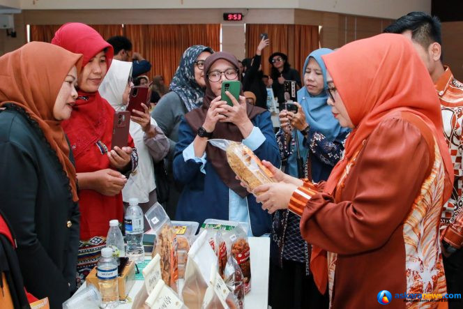 
 Ketua Dekranasda Kota Batam, Erlita Amsakar, mengecek kemasan salah satu IKM Batam saat membuka pelatihan Pelatihan Digitalisasi Pemasaran di Kantor Wali Kota Batam, Selasa (7/7/2026). 