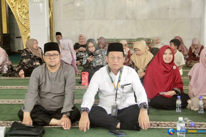 
 Ketua LPTQ sekaligus Sekda Kota Batam, Firmansyah, menyaksikan penampilan peserta Kafilah Batam di MTQ XII Kepri, Selasa (7/7/2026). 