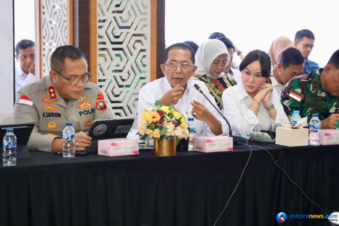 
 Wali Kota Batam, Amsakar Achmad, didampingi Wakil Wali Kota Batam, Li Claudia Chandra, menyampaikan usulan dalam Kunjungan Kerja Spesifik Komisi II DPR RI di Graha Kepri, Batam, Rabu (8/7/2026)