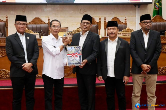 
 Wali Kota Batam, Amsakar Achmad, menyerahkan rancangan KUA-PPAS kepada pimpinan DPRD Batam saat sidang paripurna di Kantor DPRD Batam, Rabu (8/7/2026). 