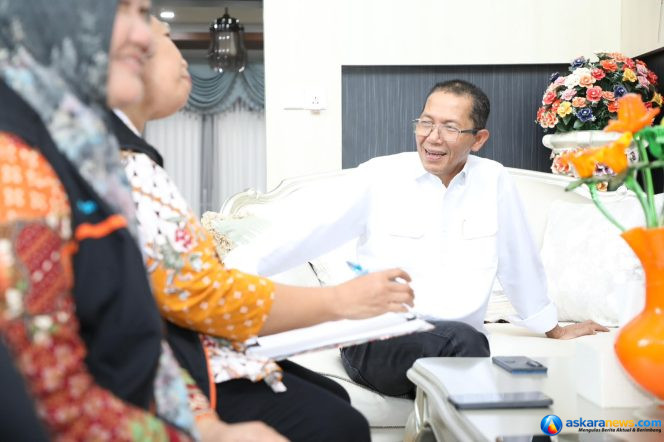 
 Wali Kota Batam, Amsakar Achmad, menerima kunjungan petugas Sensus Ekonomi di kediaman pribadinya, Kamis (9/7/2026). 