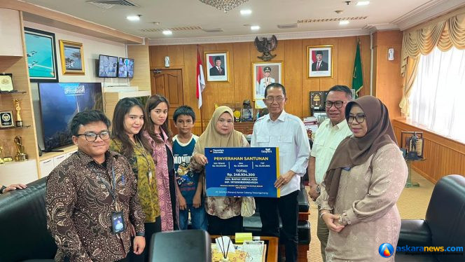 
 Wali Kota Batam, Amsakar Achmad, menyerahkan santunan JKK dari PT Taspen kepada keluarga almarhum Abdul Aziz di Kantor Wali Kota Batam, Jumat (10/7/2026).