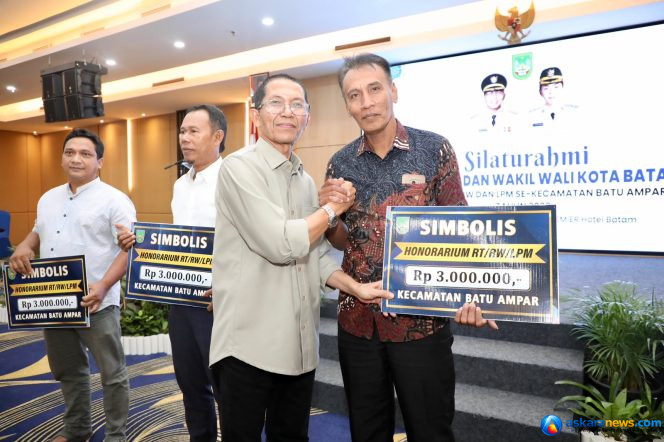 
 Wali Kota Batam, Amsakar Achmad, menyerahkan insentif untuk RT, RW, dan LPM se-Kecamatan Batuampar di Grand Ballroom AP Premiere, Batuampar, Minggu (12/7/2026) malam. 