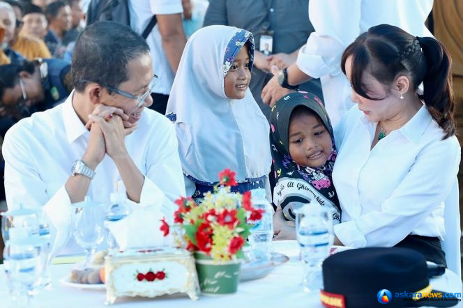 
 Wali Kota Batam, Amsakar Achmad, dan Wakil Wali Kota Batam, Li Claudia Chandra, bersama anak-anak Galang saat bersilaturahmi dengan RT, RW, dan LPM se-Kecamatan Galang di halaman Kantor Camat Galang, Selasa (14/7/2026). 