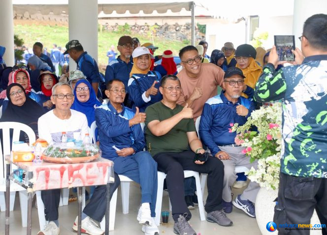 
 Sekda Batam, Firmansyah, bersama sejumlah pensiunan pegawai Pemko Batam saat silaturahmi di Sekupang, Sabtu (25/7/2026). 