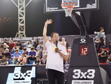 Wali Kota Batam, Amsakar Achmad, menyampaikan sambutan saat menutup FIBA 3×3 Challenger 2026 di Dataran Engku Putri, Batam Centre, Sabtu (25/7/2026) malam. 