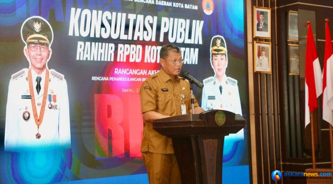 Sekda Batam, Firmansyah, membuka Konsultasi Publik Rancangan Akhir RPBD di Kantor Wali Kota Batam, Senin (27/7/2026). 