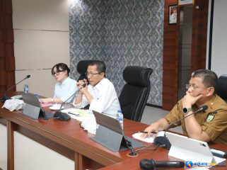 Wali Kota Batam, Amsakar Achmad, didampingi Wakil Wali Kota Batam, Li Claudia Chandra, dan Sekda Batam, Firmansyah, memimpin Rapat Evaluasi Triwulan II/Semester I di Kantor Wali Kota Batam, Senin (27/7/2026). 