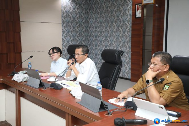 
 Wali Kota Batam, Amsakar Achmad, didampingi Wakil Wali Kota Batam, Li Claudia Chandra, dan Sekda Batam, Firmansyah, memimpin Rapat Evaluasi Triwulan II/Semester I di Kantor Wali Kota Batam, Senin (27/7/2026). 