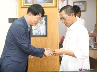 Wali Kota Batam, Amsakar Achmad, menyalami President Jeonju Vision College, Woo Byung-hun, saat pertemuan di Kantor Wali Kota Batam, Senin (27/7/2026