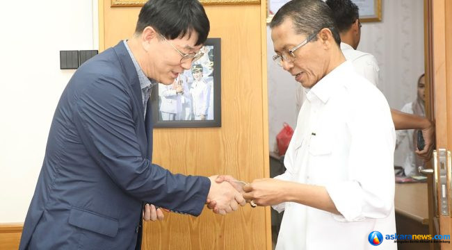 Wali Kota Batam, Amsakar Achmad, menyalami President Jeonju Vision College, Woo Byung-hun, saat pertemuan di Kantor Wali Kota Batam, Senin (27/7/2026