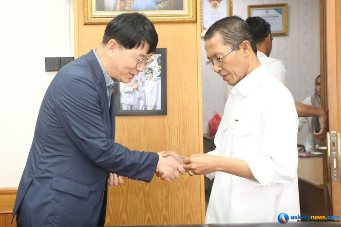 
 Wali Kota Batam, Amsakar Achmad, menyalami President Jeonju Vision College, Woo Byung-hun, saat pertemuan di Kantor Wali Kota Batam, Senin (27/7/2026