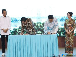 Wali Kota Batam, Amsakar Achmad, bersama Wakil Wali Kota Batam, Li Claudia Chandra, menyaksikan penandatanganan PJBTL antara PT PLN Batam dan PT Altiva Identity Data Center di Auditorium Tanjung Kasam, Kantor PLN Batam, Selasa (28/7/2026). 