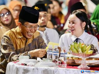 Wali Kota Batam, Amsakar Achmad, berbincang dengan Wakil Wali Kota Batam, Li Claudia Chandra, belum lama ini. 