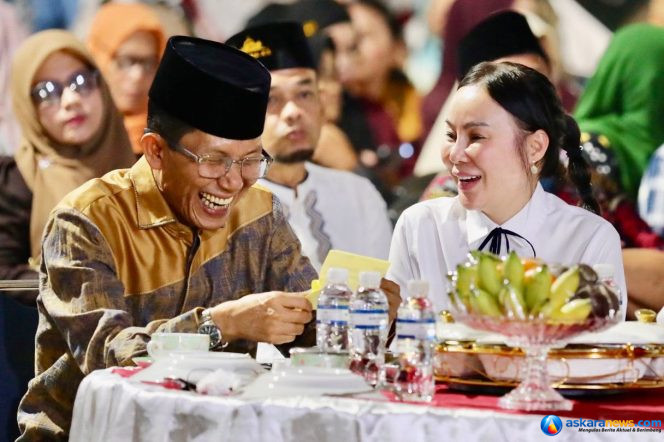 
 Wali Kota Batam, Amsakar Achmad, berbincang dengan Wakil Wali Kota Batam, Li Claudia Chandra, belum lama ini. 