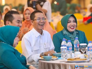 Wali Kota Batam, Amsakar Achmad, bersama Ketua TP-PKK Batam, Erlita Amsakar, menghadiri peringatan HKH PKK ke-54 di Hotel Planet Holiday, Jodoh, Kecamatan Batuampar, Rabu (29/7/2026). 