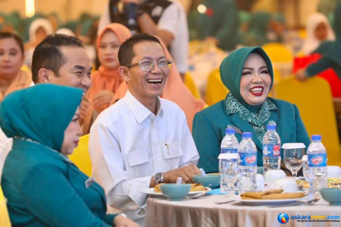 
 Wali Kota Batam, Amsakar Achmad, bersama Ketua TP-PKK Batam, Erlita Amsakar, menghadiri peringatan HKH PKK ke-54 di Hotel Planet Holiday, Jodoh, Kecamatan Batuampar, Rabu (29/7/2026). 