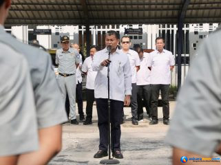 Sekda Batam, Firmansyah, memimpin apel kesiapan pelaksanaan razia gabungan kendaraan bermotor dalam rangka optimalisasi penerimaan PKB dan Opsen BBNKB Tahun 2026 di Kantor Dinas Perhubungan Kota Batam, Rabu (29/7/2026). 
