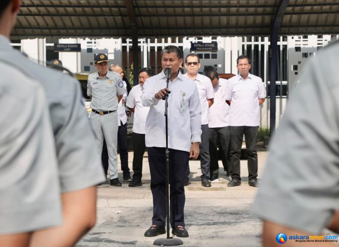 
 Sekda Batam, Firmansyah, memimpin apel kesiapan pelaksanaan razia gabungan kendaraan bermotor dalam rangka optimalisasi penerimaan PKB dan Opsen BBNKB Tahun 2026 di Kantor Dinas Perhubungan Kota Batam, Rabu (29/7/2026). 