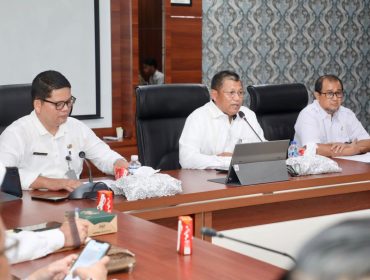 Sekda Batam, Firmansyah, membuka Rapat Koordinasi Evaluasi Keamanan Informasi dan Jaringan Komunikasi Sandi di lingkungan Pemko Batam Tahun 2026 di Kantor Wali Kota Batam, Batam Centre, Rabu (29/7/2026). 