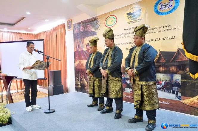 
 Amsakar Lantik Panglima Sambang Kota Batam, Ajak Organisasi Adat Perkuat Persatuan