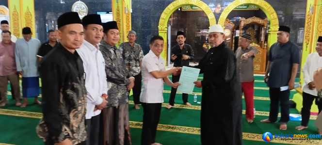 
 KUA Fasilitasi Secara Resmi Penyerahan SK Pengurus Masjid At-Taqwa Kecamatan Belakang Padang