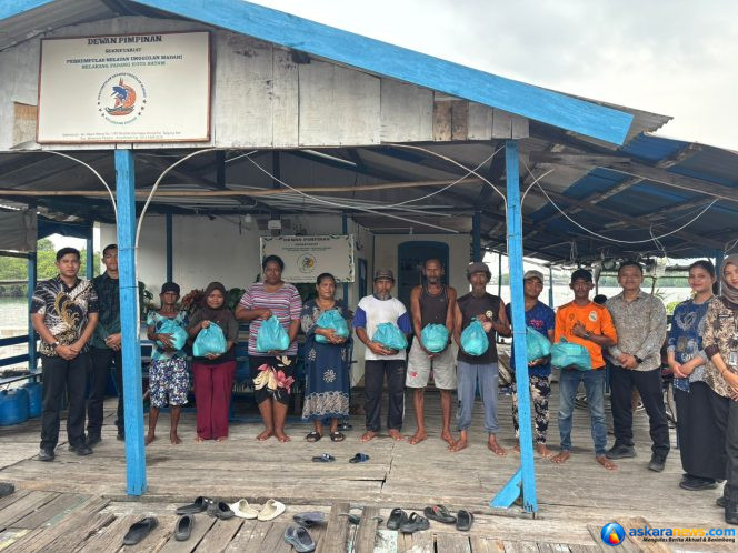 
 Kantor Imigrasi Belakang Padang Laksanakan Kegiatan Jumat Berkah di Dapur Arang Belakang Padang