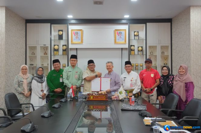 
 Wali Kota Lis Terima Hibah Lahan dari Suryono untuk Pembangunan GOR