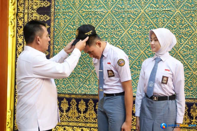
 Gubenrur Kepri Ansar Ahmad memasangkan topi Calon Paskibraka kepada Muhammad Salman Farisi dan Raudah Mabrura, perwakilan Kepri Calon Pasukan Pengibar Bendera Pusaka (Paskibraka) Nasional Tahun 2026 di Gedung Daerah Tanjungpinang, Senin (13/7/2026). 