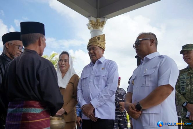 
 Wakil Gubernur Kepri Nyanyang Haris Pratamura mendampingi Menko Polkam RI Djamari Chaniago (tengah) setibanya di Lanud Raden Sadjad Natuna