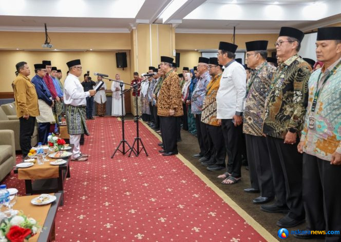 
 Wakil Gubernur Kepulauan Riau yang juga Ketua LPTQ Kepri Nyanyang Haris Pratamura melantik Dewan Hakim, Dewan Pengawas, dan Panitera Musabaqah Tilawatil Qur'an (MTQ) XII Tingkat Provinsi Kepulauan Riau di Aston Tanjungpinang Hotel & Conference Center, Sabtu (4/7/2026). 