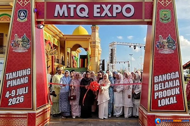 
 Ketua TP PKK Kepri Dewi Kumalasari Ansar bersama Ketua TP PKK Tanjungpinang Yuniarni Pustoko Weni memotong pita, membuka Bazar MTQ XII Kepri yang dipusatkan di Gedung Dekranasda Provinsi Kepri, di kawasan Taman Gurindam 12, Sabtu (4/7/2026). 
