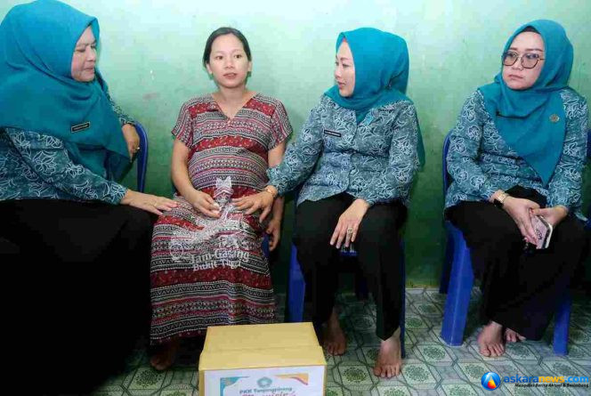 
 Program PKK Menyisir, Weni Lis Darmansyah Berbagi dan Sambagi Rumah Warga