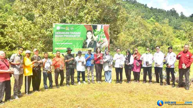 
 Gerakan Tanam Buah Produktif, Wawako Raja Ariza dan Anggota DPD RI Ajeng Serahkan Bantuan Bibit Tanaman
