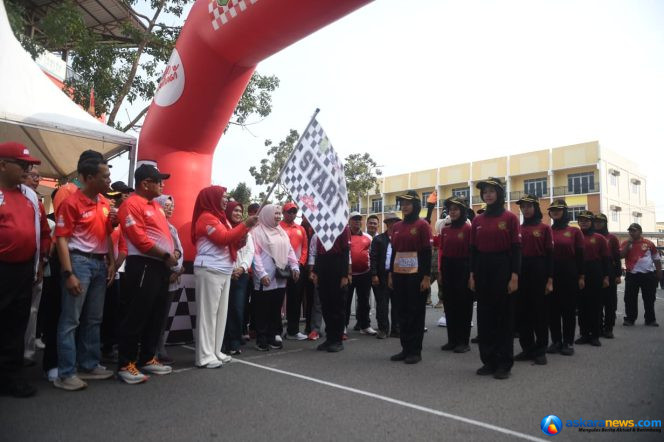 
 Ketua TP PKK Provinsi Kepri, Dewi Kumalasari Ansar melepas peserta Gerak Jalan Proklamasi 2026 kategori 17 Km di Terminal Sei Carang, Tanjungpinang, Minggu (23/8/2026). 