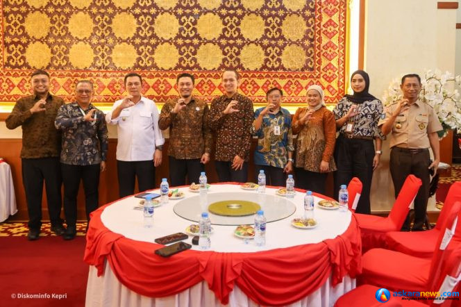 
 Gubernur Kepri Ansar Ahmad (tiga dari kiri) bersama General Manager Sumatera Bagian Tengah PLN Icon Plus, Pepen Efendi (dua dari kiri) berfoto bersama usai silaturahmi di Gedung Daerah, Tanjungpinang, Kamis (27/8/2026). 