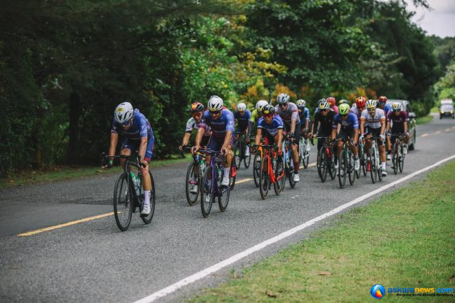 
 Pesepeda dari berbagai negara menyusuri jalan Bintan dalam balap sepeda Tour De Bintan