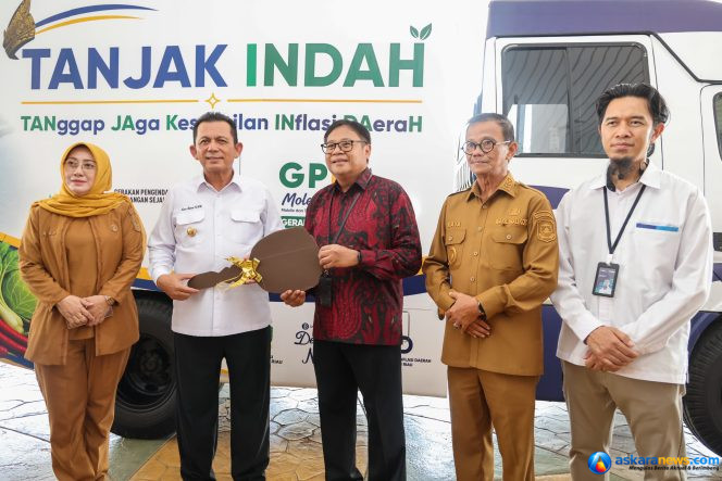 
 Gubernur Kepulauan Riau Ansar Ahmad menerima armada Tanggap Jaga Kestabilan Inflasi Daerah (Tanjak Indah) dari Kepala Perwakilan Bank Indonesia Kepri Rony Widijarto di Gedung Daerah, Tanjungpinang, Senin (3/8/2026).