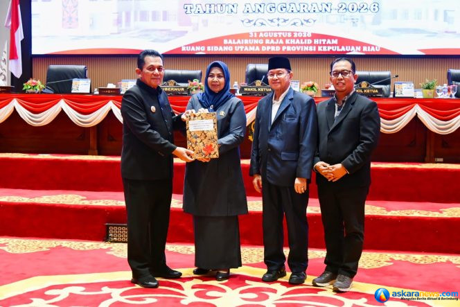 
 Gubernur Kepri Ansar Ahmad menyerahkan dokumen Rancangan Perubahan KUA-PPAS 2026 kepada unsur pimpinan DPRD Kepri dalam rapat paripurna digelar, Senin (31/8/2026). 