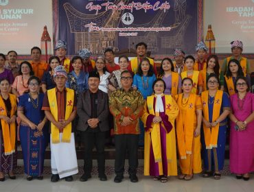Wakil Gubernur Kepulauan Riau Nyanyang Haris Pratamura berfoto bersama pengurus dan jemaat Gereja Toraja Jemaat Batam Center di Gedung Sosialisasi Tongkonan, Batam dalam acara pengucapan syukur tahunan gereja tersebut, Sabtu (8/8/2026). 