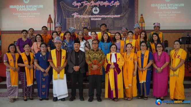
 Wakil Gubernur Kepulauan Riau Nyanyang Haris Pratamura berfoto bersama pengurus dan jemaat Gereja Toraja Jemaat Batam Center di Gedung Sosialisasi Tongkonan, Batam dalam acara pengucapan syukur tahunan gereja tersebut, Sabtu (8/8/2026). 