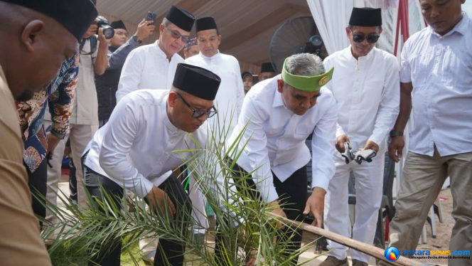 
 Wakil Gubernur Kepri Nyanyang Haris Pratamura bersama bersama Ketua MPR RI Ahmad Muzani pada peresmian Pondok Pesantren Nur Iman, Pulau Kasu, Belakang Padang, Batam, Minggu (2/8/2026).