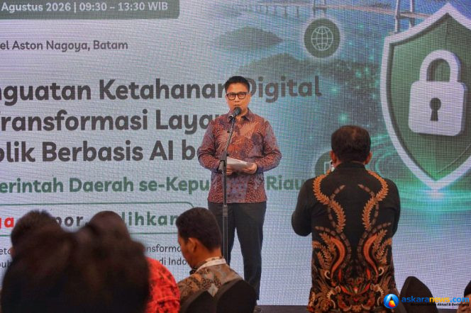 
 Kepala Dinas Komunikasi dan Informatika Provinsi Kepri, Hendri Kurniadi menyampaikan kata sambutan dalam kegiatan Penguatan Ketahanan Digital dan Transformasi Layanan Publik Berbasis AI bagi Pemerintah Daerah se Kepri digelar di Aston Nagoya Thamrin, Batam, Kamis (27/8/2026). 